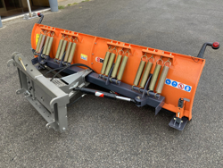 frontalt snöblad med 3 punkts fäste till traktor ln 250 c