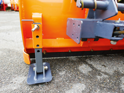 frontalt snöblad med universell platta till traktor ln 250 a