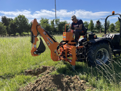 universal bakmonterad traktorgrävare med skopa mod drs 2000t