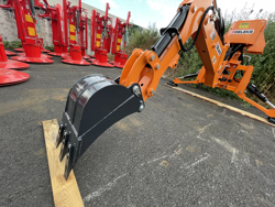 universal bakmonterad traktorgrävare med skopa mod drs 2000