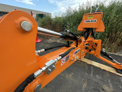 universal bakmonterad traktorgrävare med skopa mod drs 2000